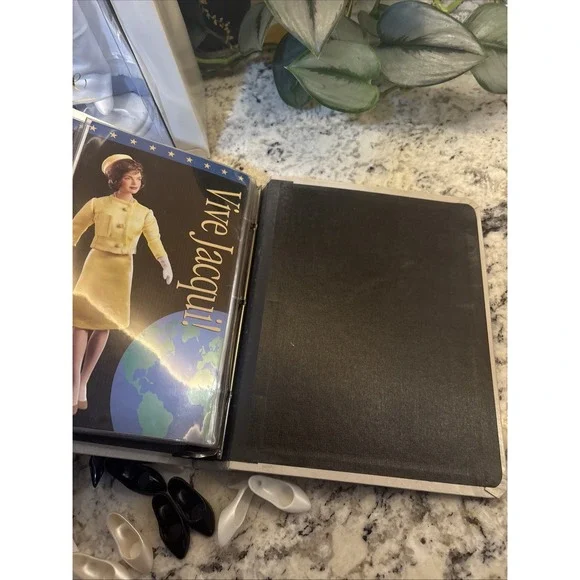 Franklin Mint Jackie Kennedy Doll with Wardrobe Trunk Outfits Accessories Book - Picture 13 of 16